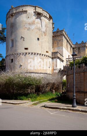 Die beeindruckende Festung Castello di Morciano, ursprünglich aus dem 12.. Jahrhundert. Leuca, Salento, Apulien (Apulien), Italien. Stockfoto