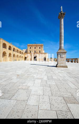 Heilige Maria (Santa Maria) von Leuca Sanctuary, Provinz Lecce, Salento, Apulien (Apulien), Süditalien. Die korinthische Säule wurde 1939 bis u.z. errichtet Stockfoto