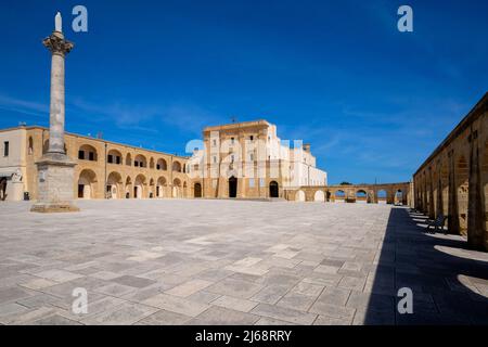 Heilige Maria (Santa Maria) von Leuca Sanctuary, Provinz Lecce, Salento, Apulien (Apulien), Süditalien. Die korinthische Säule wurde 1939 bis u.z. errichtet Stockfoto