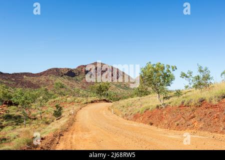 Malerische rote Schotterstraße durch den Purnululu National Park oder Bungle Bungles, ein UNESCO-Weltkulturerbe in der Kimberley, Western Australia, WA, Australi Stockfoto