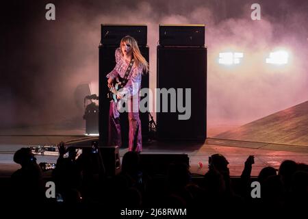 Verona, Italien. 28. April 2022. Victoria De Angelis - Maneskin im Jahr 2022 Maneskin live in der Arena di Verona, Musikkonzert in Verona, Italien, April 28 2022 Quelle: Independent Photo Agency Srl/Alamy Live News Stockfoto