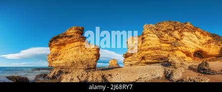 Panorama der zerklüfteten Kalksteinfelsen am Sunnymead Beach, Airey's Inlet, Great Ocean Road, Victoria, Australien Stockfoto