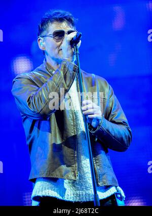 Morten Harket, der Sänger der A-ha-Popband, tritt live auf der Bühne im Keepmoat Stadium in Doncaster auf. (Foto von Robin Burns / SOPA Images/Sipa USA) Stockfoto