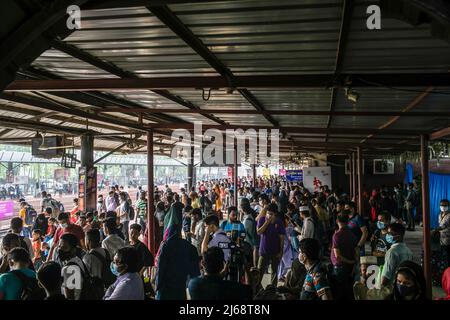 Am Bahnhof des Flughafens Dhaka warten Menschen auf einem Bahnsteig, um in einen Zug zu steigen. Menschen, die nach Hause zurückkehren, um das Eid al-Fitr-Fest zu feiern, das das Ende des islamischen Fastenmonats Ramadan markiert. (Foto von Sazzad Hossain / SOPA Images/Sipa USA) Stockfoto