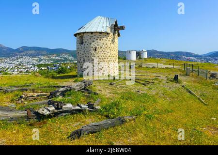 Alte Windmühlen über dem beliebten Ferienort Bodrum, Provinz Mugla, Türkei Stockfoto
