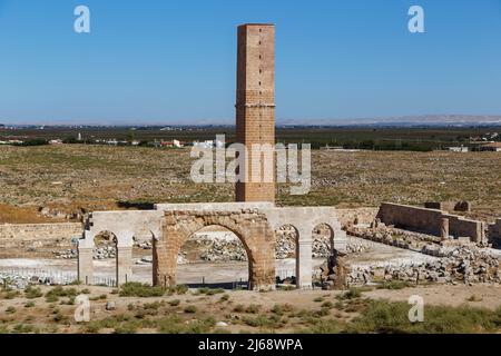 HARRAN, TÜRKEI - 7. OKTOBER 2020: Dies ist ein alter Turm für astronomische Beobachtungen unter den Ruinen einer alten Madrasah. Stockfoto