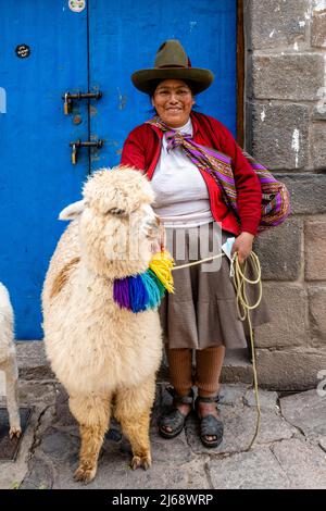 Eine indigene Frau posiert mit ihrem Pet Alpaca in der Gegend von San Blas in Cusco, Provinz Cusco, Peru. Stockfoto