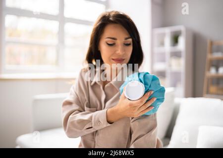 Verwenden Des Wiederverwendbaren Ice Pack Bag, Um Schmerzen Zu Reduzieren Stockfoto