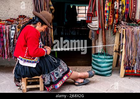 Eine Indigene Frau Zeigt Die Traditionelle Methode Des Wehens Von Wolle In Der Stadt Pisac, Dem Heiligen Tal, Provinz Calca, Peru. Stockfoto