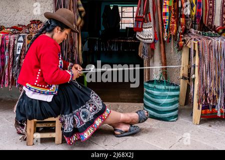 Eine Indigene Frau Zeigt Die Traditionelle Methode Des Wehens Von Wolle In Der Stadt Pisac, Dem Heiligen Tal, Provinz Calca, Peru. Stockfoto