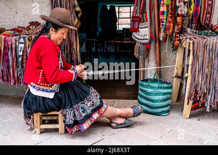 Eine Indigene Frau Zeigt Die Traditionelle Methode Des Wehens Von Wolle In Der Stadt Pisac, Dem Heiligen Tal, Provinz Calca, Peru. Stockfoto
