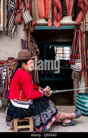 Eine Indigene Frau Zeigt Die Traditionelle Methode Des Wehens Von Wolle In Der Stadt Pisac, Dem Heiligen Tal, Provinz Calca, Peru. Stockfoto
