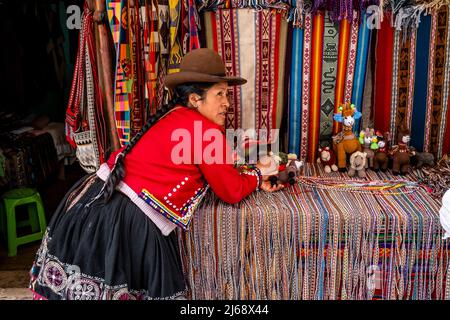 Eine Indigene Frau Vor Ihrem Handwerksladen In Der Stadt Pisac, Dem Heiligen Tal, Provinz Calca, Peru. Stockfoto