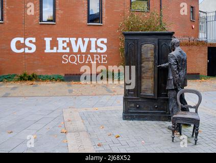 CS Lewis Square mit Person, die in die Garderobe der Skulptur auf dem CS Lewis Square im Osten von belfast eintritt Stockfoto