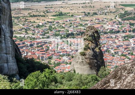 Panoramablick auf den Berg Meteora von der Stadt Kalambaka in Griechenland. Stockfoto