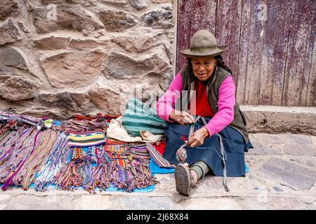 Eine Indigene Frau Zeigt Die Traditionelle Methode Des Wehens Von Wolle In Der Stadt Pisac, Dem Heiligen Tal, Provinz Calca, Peru. Stockfoto