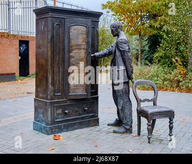 Person, die die Garderobe der Skulptur auf dem CS Lewis Platz im Osten von belfast betreten hat Stockfoto