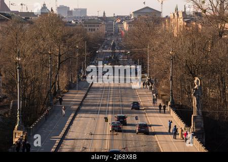 München, Deutschland - 20,2021. Dezember: Straßenansicht der Münchner Innenstadt am Wintertag. Stockfoto