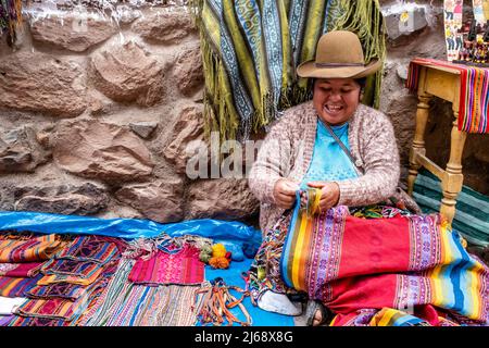 Eine Indigene Frau Zeigt Ihre Handgefertigten Souvenirs/Kunsthandwerk Auf Dem Sonntagsmarkt In Der Stadt Pisac, Dem Heiligen Tal, Provinz Calca, Peru. Stockfoto