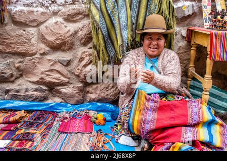 Eine Indigene Frau Zeigt Ihre Handgefertigten Souvenirs/Kunsthandwerk Auf Dem Sonntagsmarkt In Der Stadt Pisac, Dem Heiligen Tal, Provinz Calca, Peru. Stockfoto