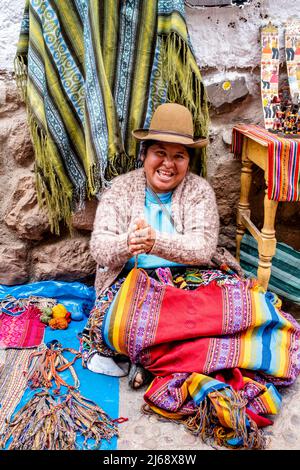 Eine Indigene Frau Zeigt Ihre Handgefertigten Souvenirs/Kunsthandwerk Auf Dem Sonntagsmarkt In Der Stadt Pisac, Dem Heiligen Tal, Provinz Calca, Peru. Stockfoto