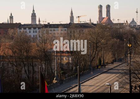 München, Deutschland - 20,2021. Dezember: Straßenansicht der Münchner Innenstadt am Wintertag. Stockfoto