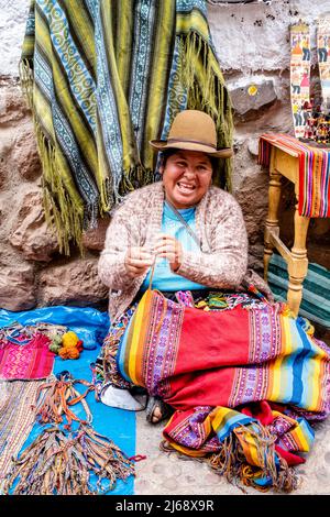 Eine Indigene Frau Zeigt Ihre Handgefertigten Souvenirs/Kunsthandwerk Auf Dem Sonntagsmarkt In Der Stadt Pisac, Dem Heiligen Tal, Provinz Calca, Peru. Stockfoto