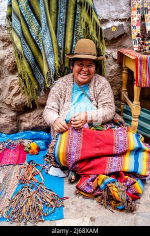 Eine Indigene Frau Zeigt Ihre Handgefertigten Souvenirs/Kunsthandwerk Auf Dem Sonntagsmarkt In Der Stadt Pisac, Dem Heiligen Tal, Provinz Calca, Peru. Stockfoto