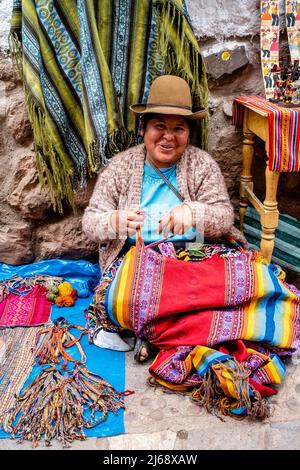 Eine Indigene Frau Zeigt Ihre Handgefertigten Souvenirs/Kunsthandwerk Auf Dem Sonntagsmarkt In Der Stadt Pisac, Dem Heiligen Tal, Provinz Calca, Peru. Stockfoto