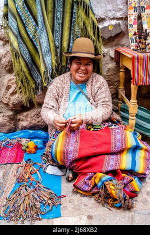 Eine Indigene Frau Zeigt Ihre Handgefertigten Souvenirs/Kunsthandwerk Auf Dem Sonntagsmarkt In Der Stadt Pisac, Dem Heiligen Tal, Provinz Calca, Peru. Stockfoto