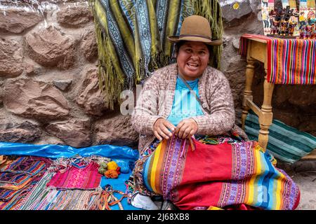 Eine Indigene Frau Zeigt Ihre Handgefertigten Souvenirs/Kunsthandwerk Auf Dem Sonntagsmarkt In Der Stadt Pisac, Dem Heiligen Tal, Provinz Calca, Peru. Stockfoto