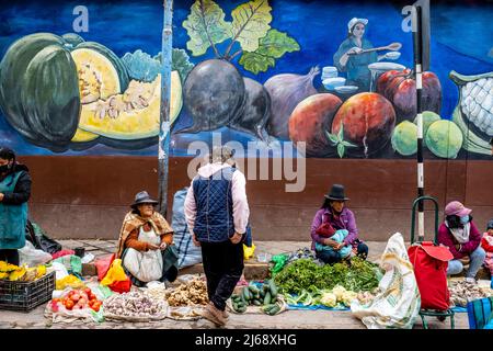 Einheimische verkaufen frisches Gemüse auf Einem Straßenmarkt in Cusco, Provinz Cusco, Peru. Stockfoto