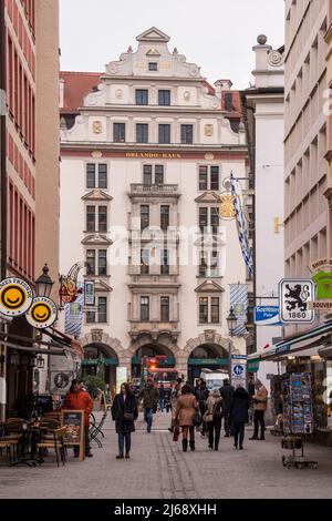 München, Deutschland - 20,2021. Dezember: Straßenansicht der Münchner Innenstadt am Wintertag. Stockfoto