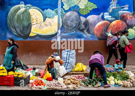 Einheimische verkaufen frisches Gemüse auf Einem Straßenmarkt in Cusco, Provinz Cusco, Peru. Stockfoto