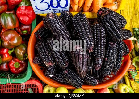 Frische Gemüseprodukte Zum Verkauf Auf Einem Straßenmarkt Im Freien In Cusco, Provinz Cusco, Peru. Stockfoto