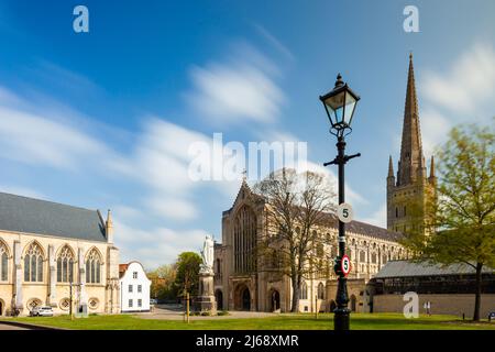 Frühlingsmittag in der Norwich Cathedral, Norfolk, England. Stockfoto