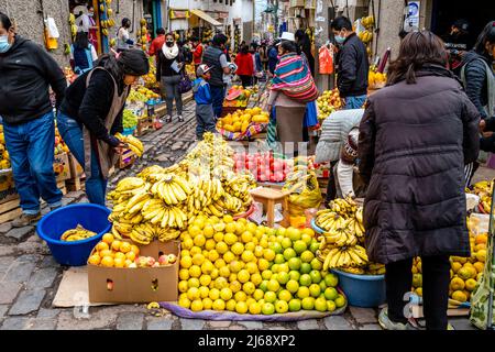 Einheimische Einkaufen von frischem Obst und Gemüse auf einem Straßenmarkt im Freien in Cusco, Provinz Cusco, Peru. Stockfoto