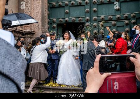 Ein junges peruanisches Paar verlasst die Kathedrale nach der Hochzeit, Cusco, Provinz Cusco, Peru. Stockfoto