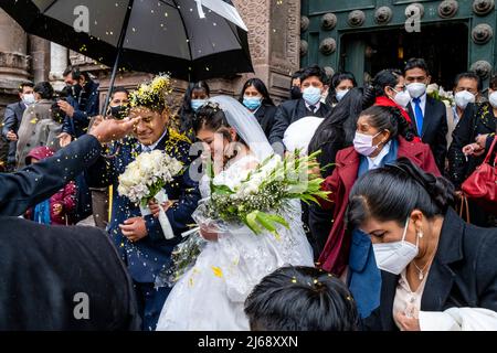 Ein junges peruanisches Paar verlasst die Kathedrale nach der Hochzeit, Cusco, Provinz Cusco, Peru. Stockfoto
