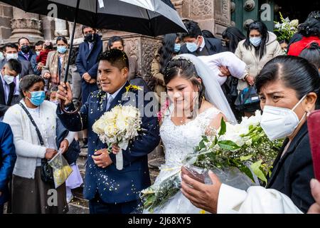 Ein junges peruanisches Paar verlasst die Kathedrale nach der Hochzeit, Cusco, Provinz Cusco, Peru. Stockfoto