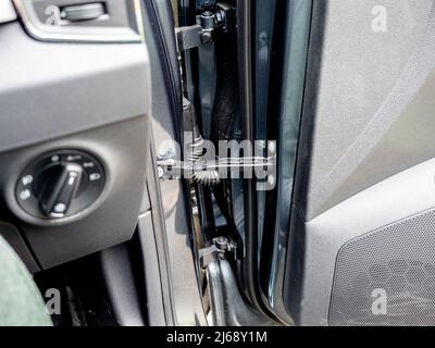 auto Auto Tür Scharnierstifte und mechanische und elektrische Montage Detail Stockfoto