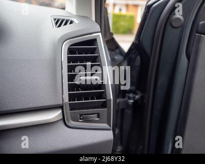 Autofahrer Tür öffnen, um Adustable Klimaanlage, Belüftung und Frischluftauslass offenbaren Stockfoto