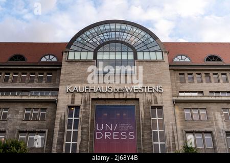 Fassade des KaDeWe oder Kaufhaus des Westens in der Hauptstadt Deutschlands. Ein luxuriöses Einkaufszentrum an der Tauentzienstraße in Berlin. Stockfoto