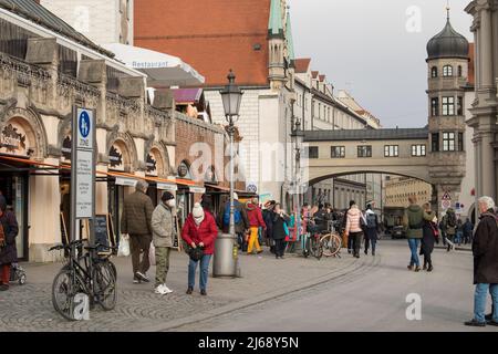 München, Deutschland - 20,2021. Dezember: Straßenansicht der Münchner Innenstadt am Wintertag. Stockfoto