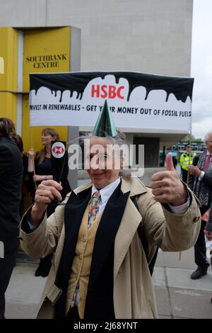 London, Großbritannien. 29 April 2022. Mitglieder des Extinction Rebellion (XR) protestieren vor der Jahreshauptversammlung der Bank im Southbank Centre gegen die Investitionen von HSBC in fossile Brennstoffe. Quelle: Dan Pearson/Alamy Live News Stockfoto