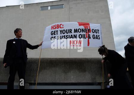 London, Großbritannien. 29 April 2022. Mitglieder des Extinction Rebellion (XR) protestieren vor der Jahreshauptversammlung der Bank im Southbank Centre gegen die Investitionen von HSBC in fossile Brennstoffe. Quelle: Dan Pearson/Alamy Live News Stockfoto