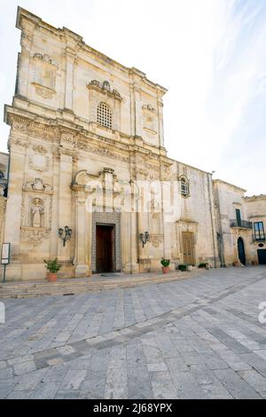 Poggiardo; Provinz Lecce; Mutterkirche von Poggiardo. Salento, Apulien (Pulgia), Italien. Die Fassade aus dem 18.. Jahrhundert wird von einem Entab in zwei Ordnungen aufgegliedert Stockfoto