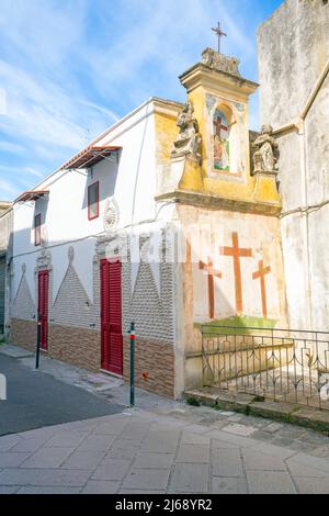 Dekorative Wand eines kleinen Gebäudes in der XXIV Maggio Straße in der kleinen Stadt, Poggiardo,Salento, Apulien (Pulgia), Italien. Stockfoto