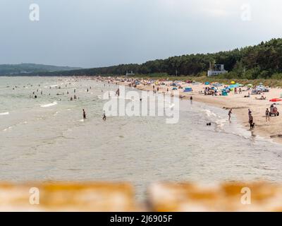 Touristen am Strand bei Binz entspannen sich an einem sonnigen Sommertag. Urlaubstourismus in Deutschland. Küste der Ostsee mit vielen Menschen. Stockfoto