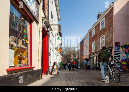 Frühlingsnachmittag im Stadtzentrum von Norwich, Norfolk, England. Stockfoto